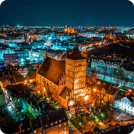 Widok nocą na centrum Olsztyna oraz Bazylikę konkatedralna św. Jakuba Apostoła | Freedom nieruchomości