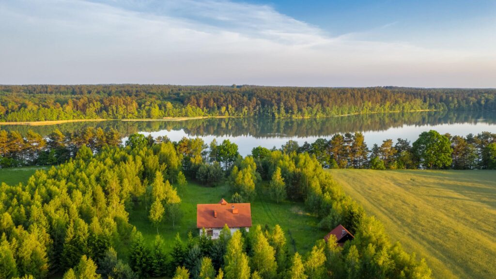 Posiadłość z dwoma domami nad jeziorem Mielno - zdjęcie 9